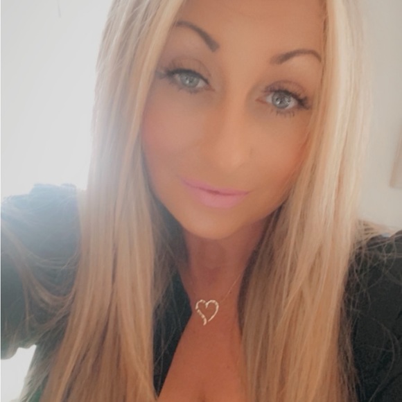 Meet your Posher, Laura - Picture 2 of 2